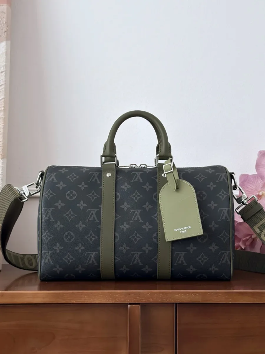 Черно-зеленая дорожная сумка Keepall 35, вид спереди с плечевым ремнем