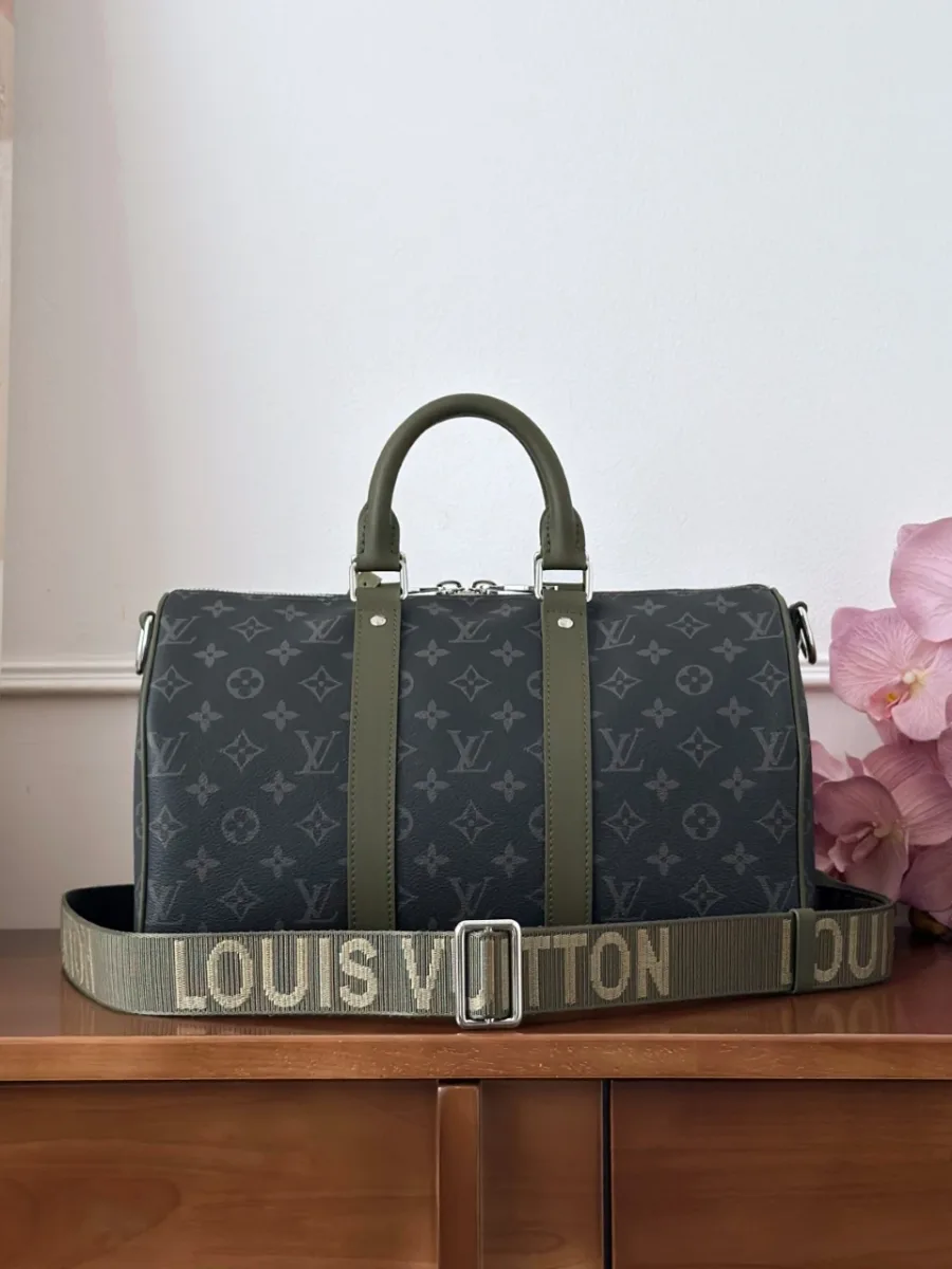 Дорожная сумка Keepall 35 с разложенным текстильным ремнем зеленого цвета