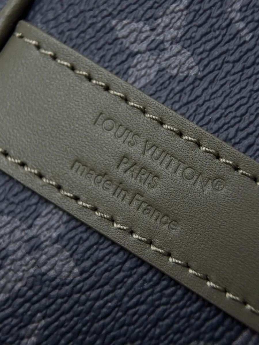 Тиснение Louis Vuitton Paris made in France на зеленой кожаной детали