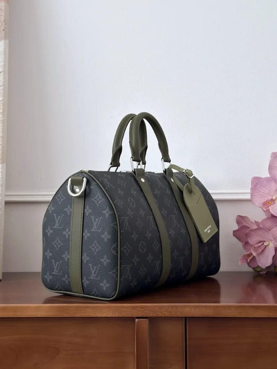 Вид сбоку на дорожную сумку Keepall 35 из черной канвы Monogram