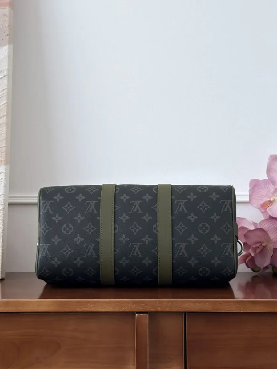 Вид снизу на дорожную сумку Keepall 35 с зелеными кожаными полосами