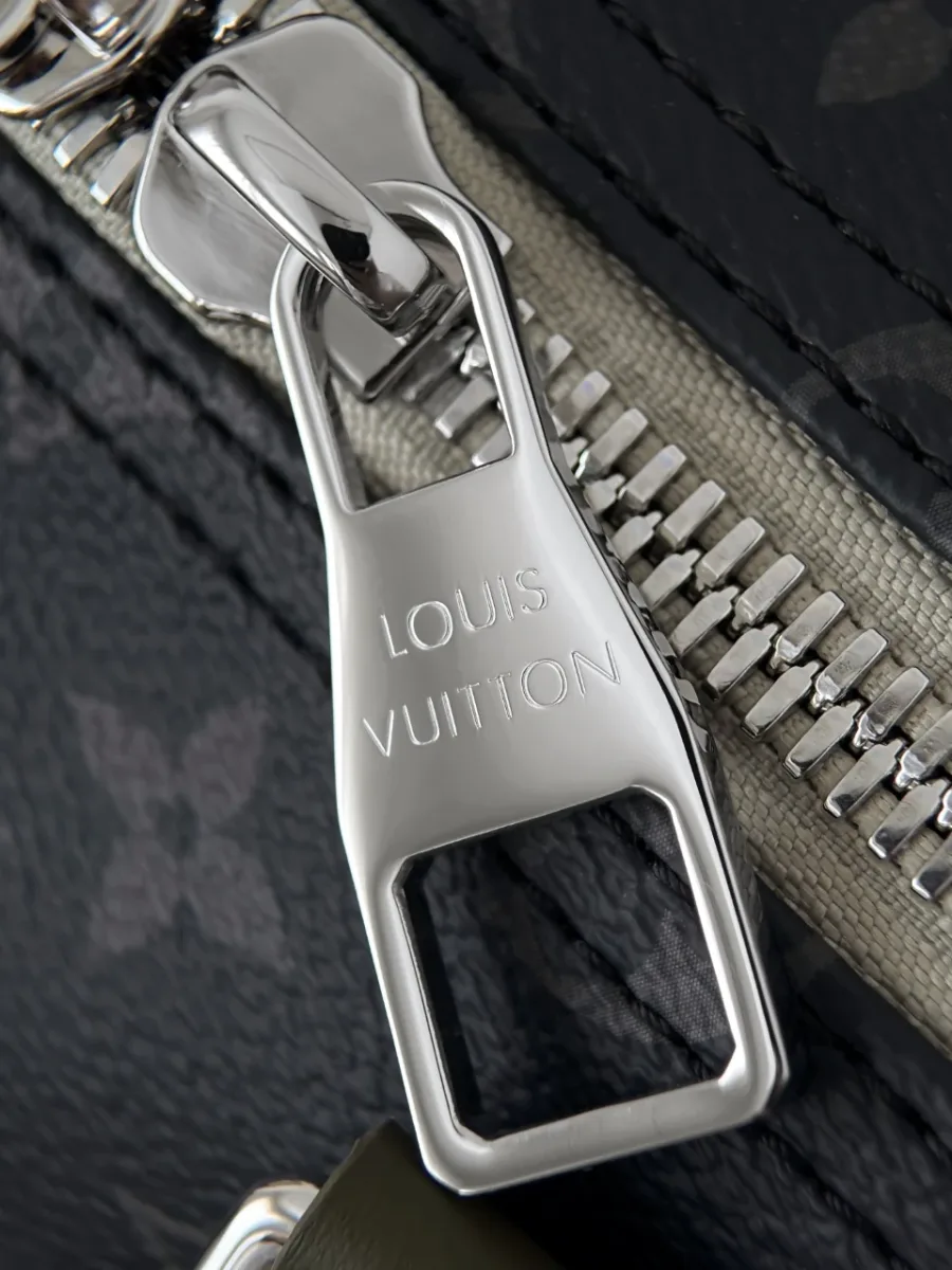 Серебристая металлическая молния с гравировкой Louis Vuitton
