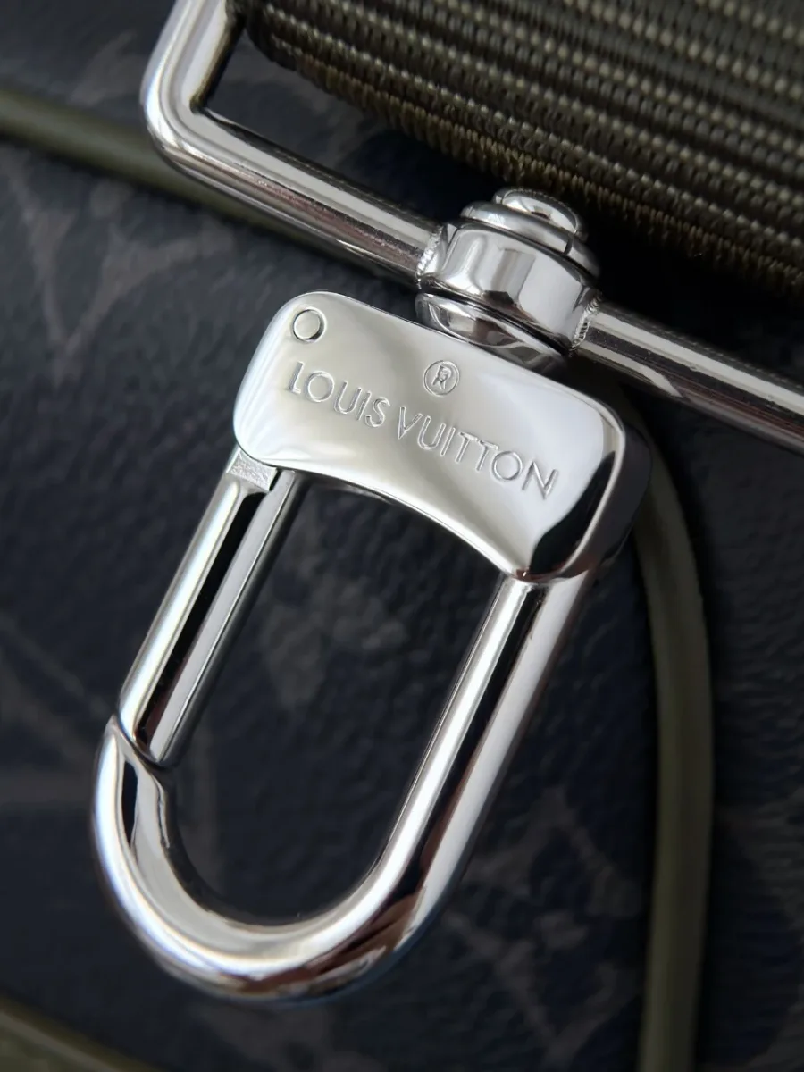 Серебристый карабин плечевого ремня с гравировкой Louis Vuitton