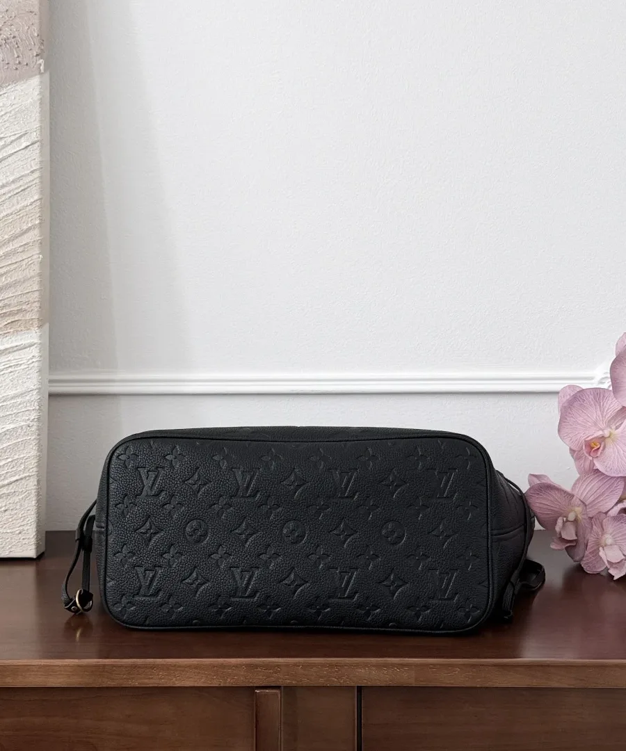 Нижняя часть черной кожаной сумки-тоут Louis Vuitton Neverfull MM