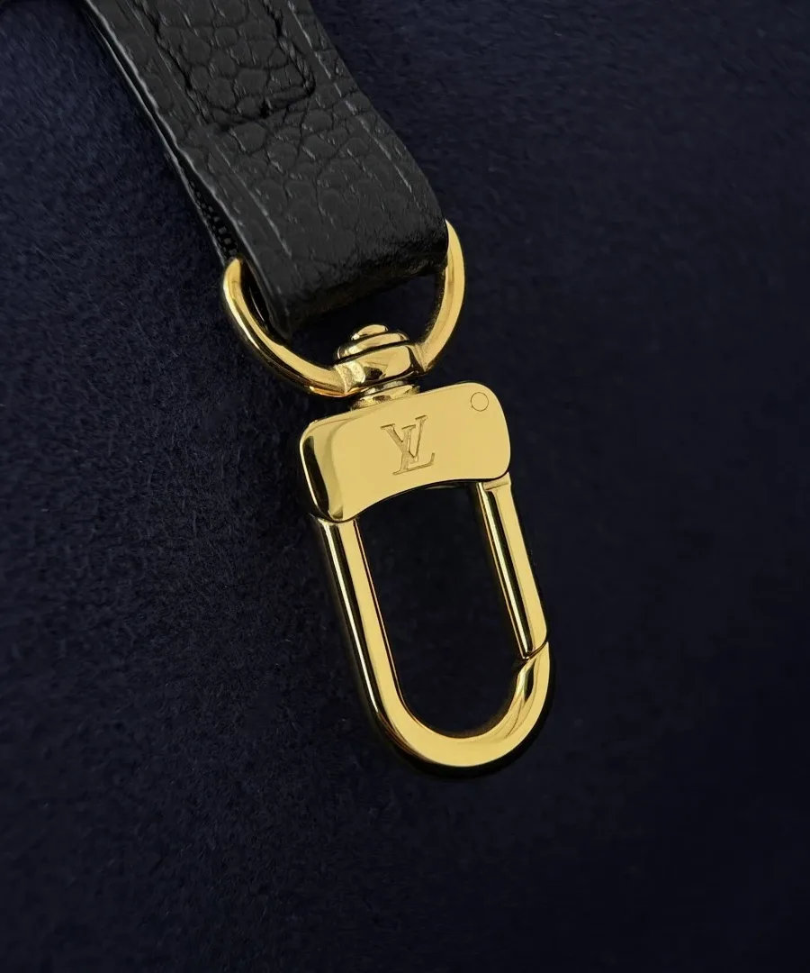Золотистый металлический карабин с гравировкой Louis Vuitton