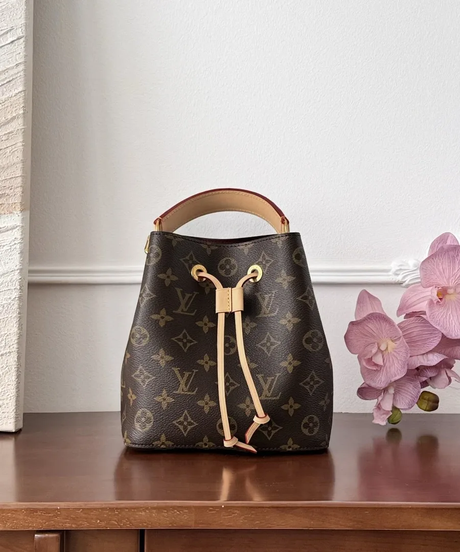 Сумка-ведро Louis Vuitton NéoNoé BB из канвы Monogram, вид спереди