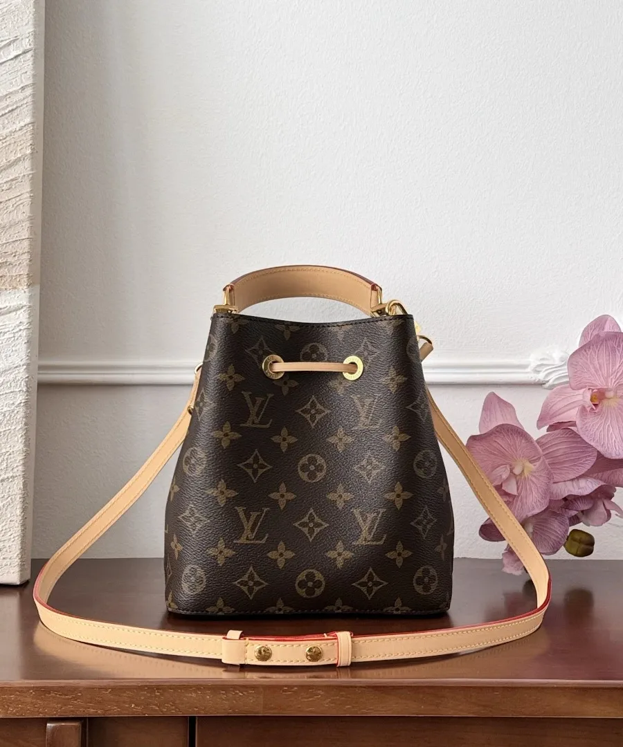 Сумка-ведро Louis Vuitton NéoNoé BB с прикрепленным плечевым ремнем