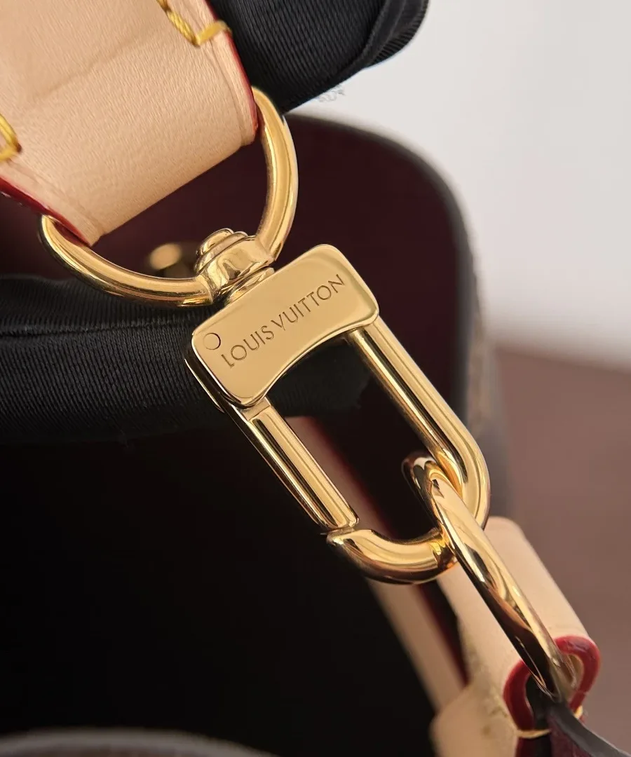 Золотистый карабин плечевого ремня с гравировкой Louis Vuitton