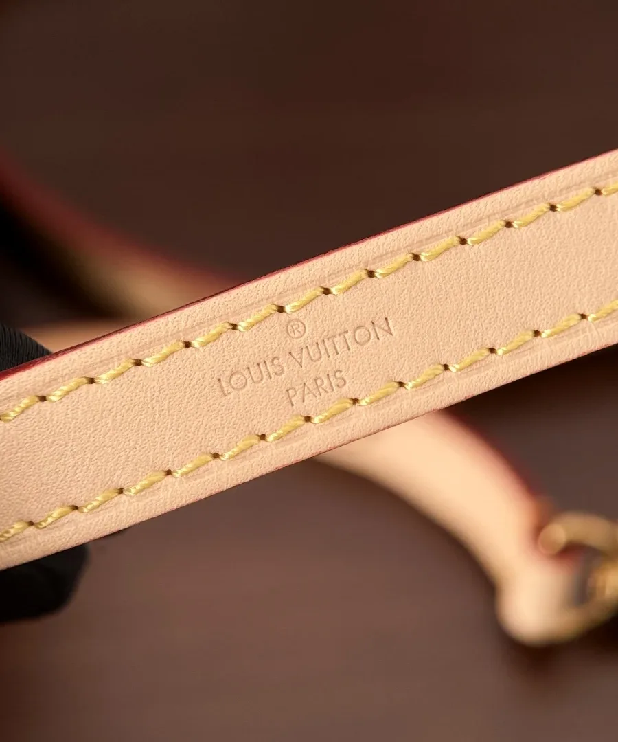 Тиснение Louis Vuitton Paris на кожаном плечевом ремне