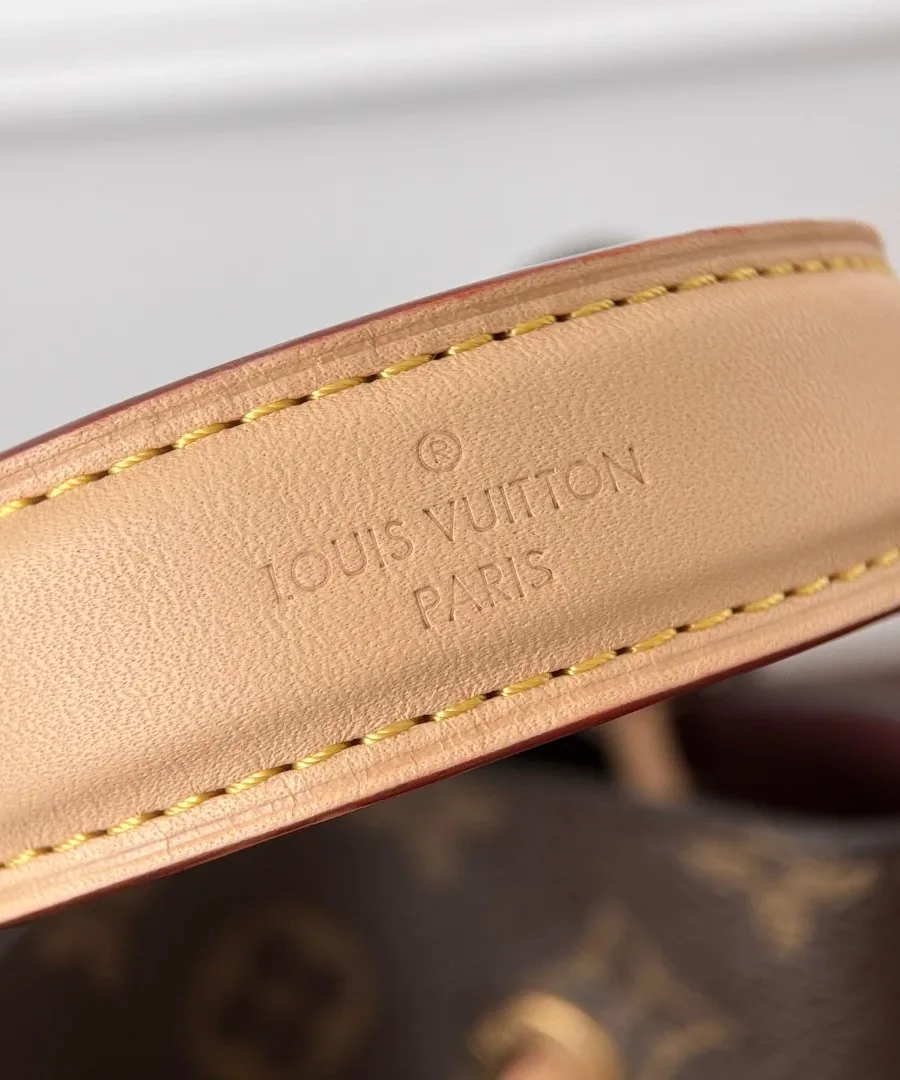 Тиснение Louis Vuitton Paris на съемной кожаной ручке