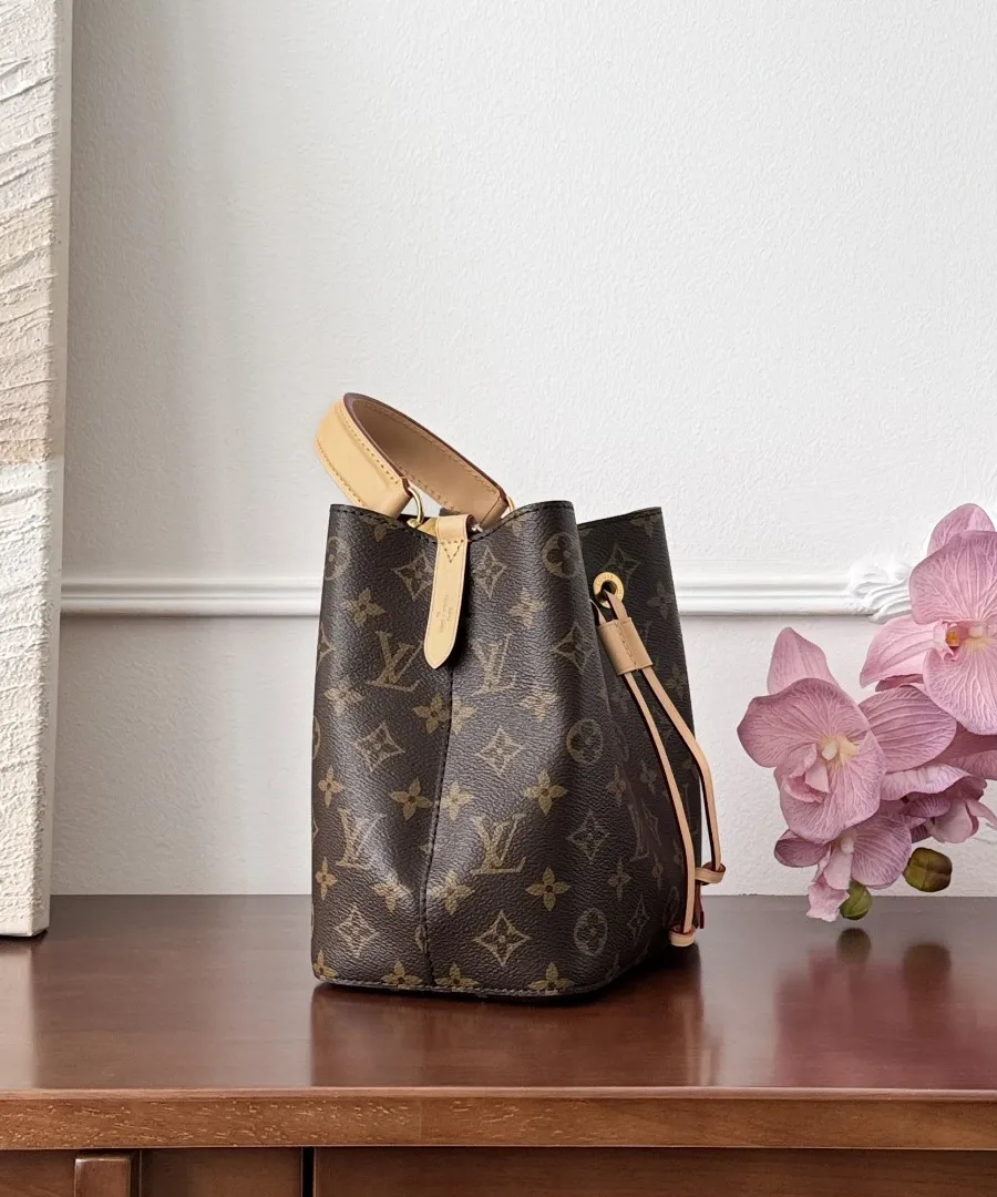 Сумка-ведро Louis Vuitton NéoNoé BB, вид сбоку