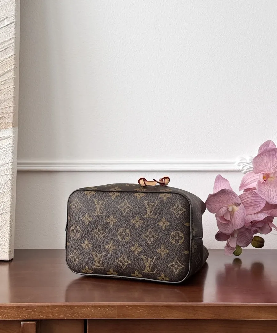 Сумка-ведро Louis Vuitton NéoNoé BB, вид снизу