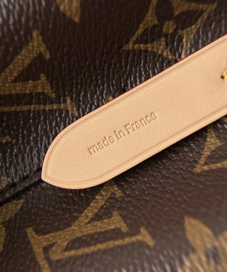 Крупный план кожаного ремешка с тиснением made in France