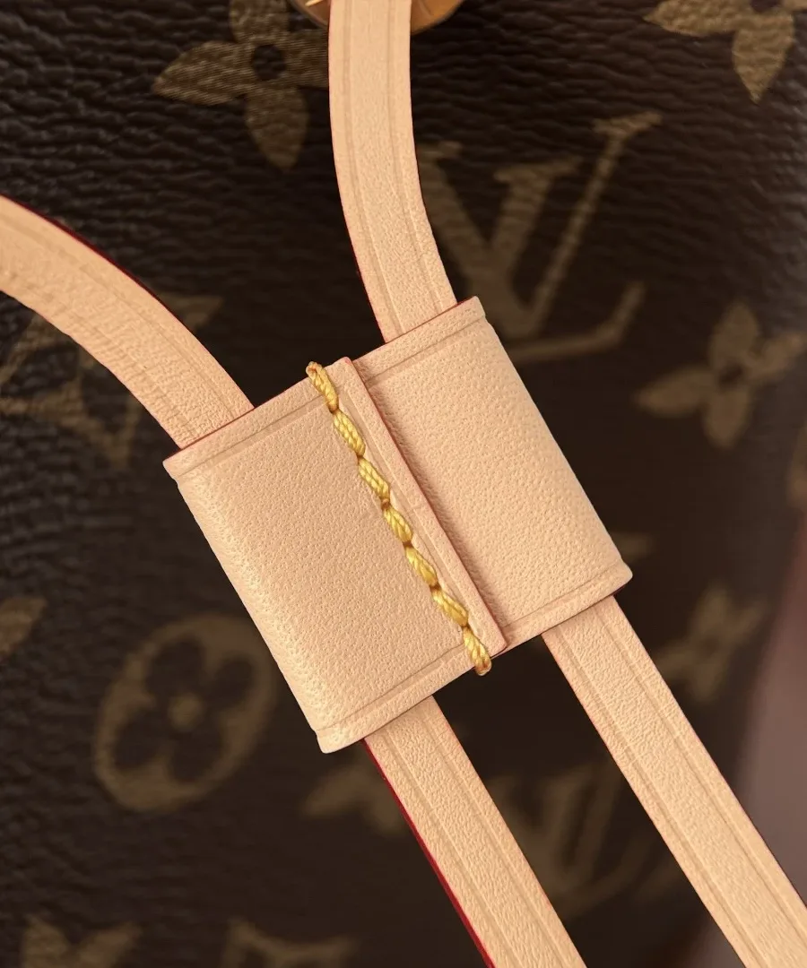 Крупный план кожаной кулиски на сумке Louis Vuitton NéoNoé BB
