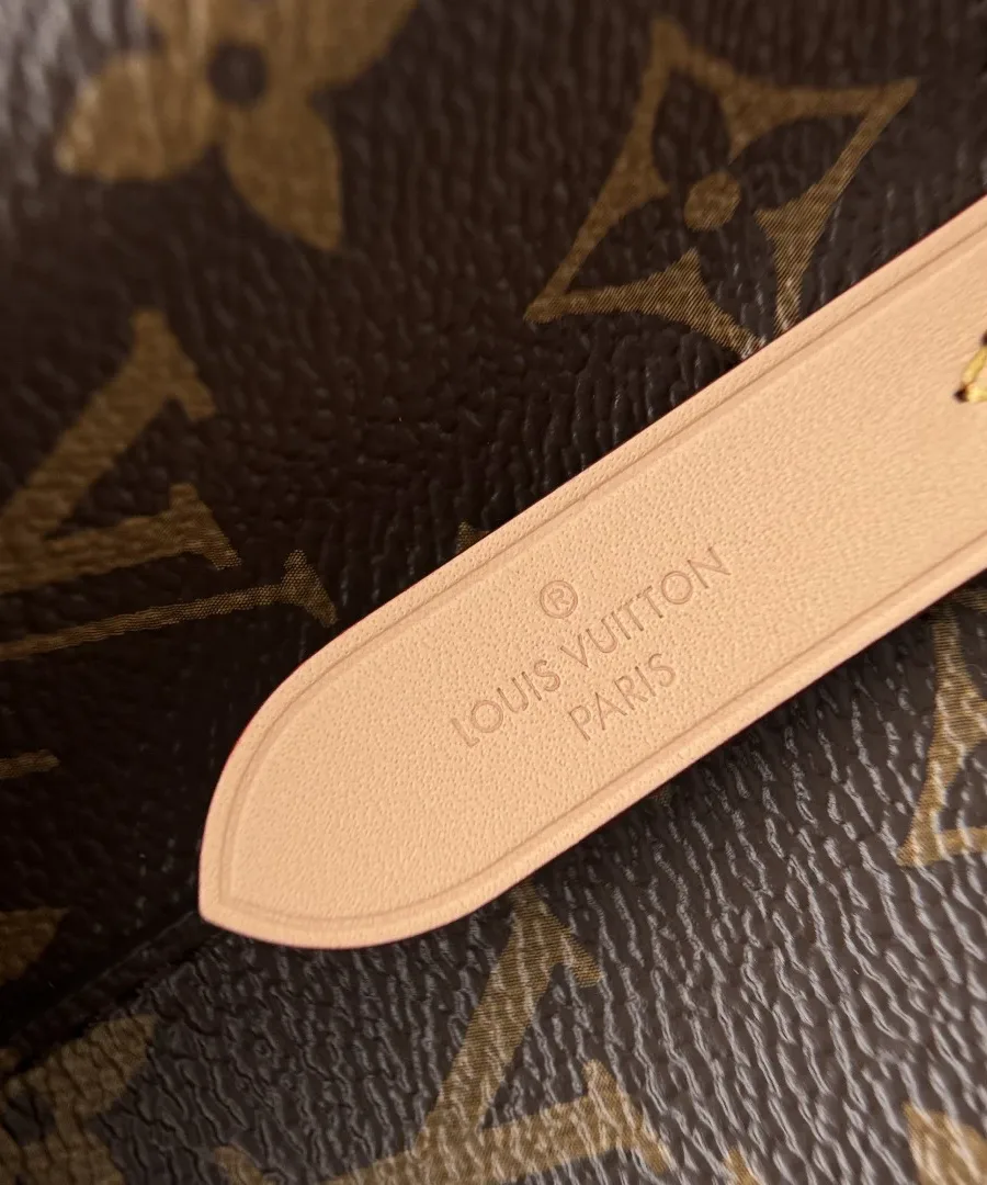 Крупный план кожаного ремешка с тиснением Louis Vuitton Paris