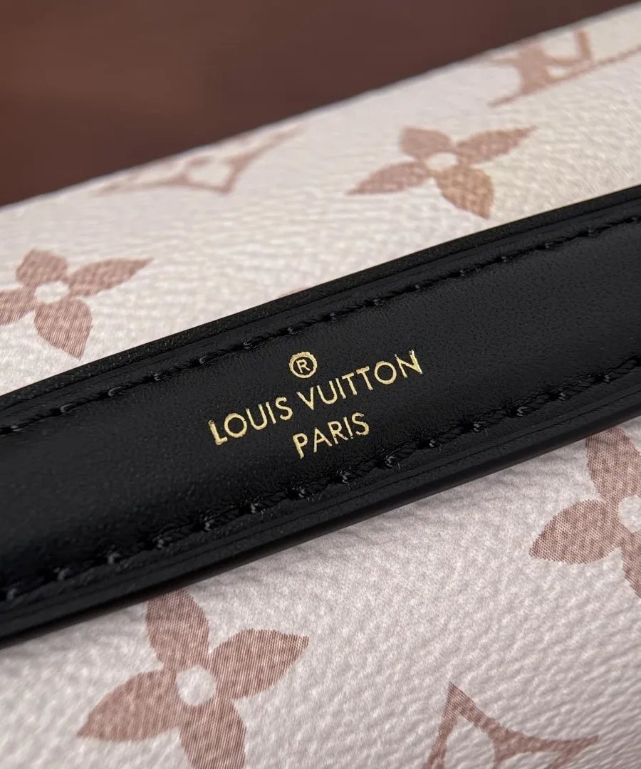 Крупный план черной кожаной ручки с тиснением Louis Vuitton Paris