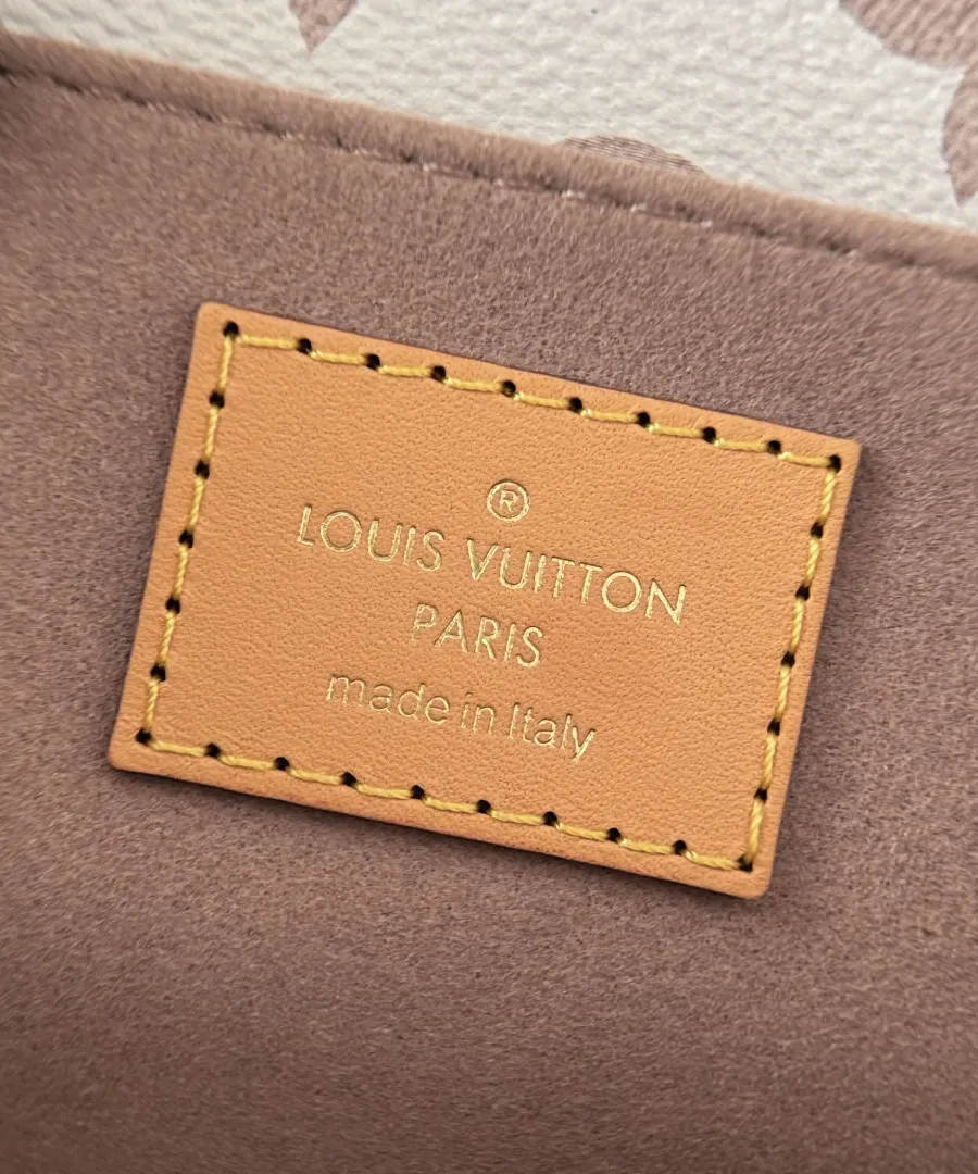 Кожаная нашивка с тиснением Louis Vuitton Paris внутри сумки