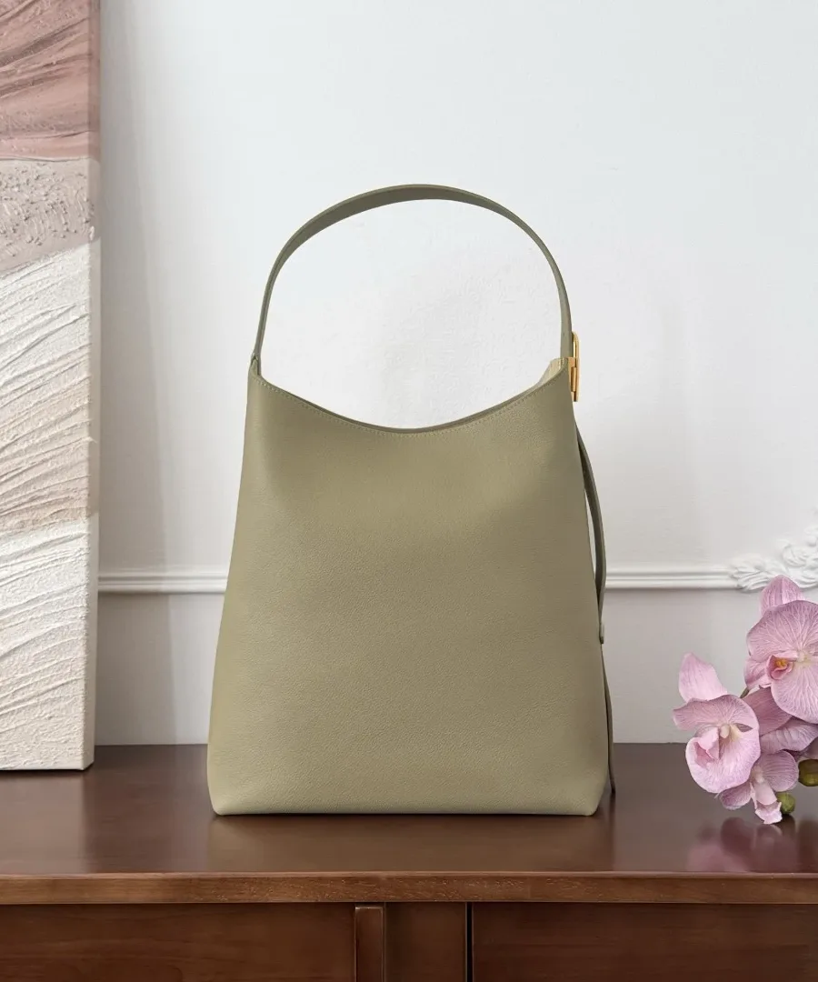 Зеленая кожаная сумка-хобо Louis Vuitton Low Key Hobo MM, вид спереди.