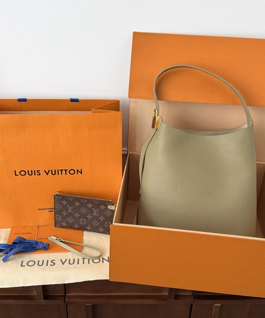 Зеленая сумка Louis Vuitton Low Key Hobo MM в фирменной оранжевой коробке с пыльником.