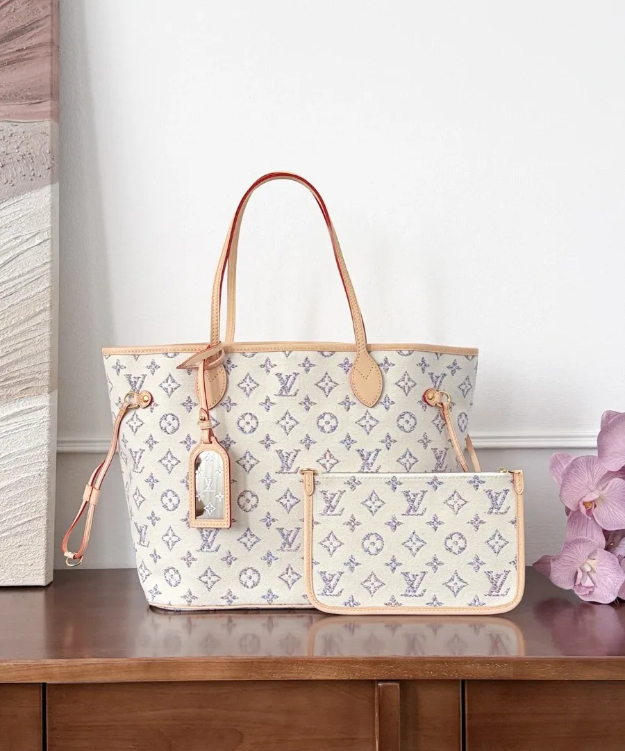 Светлая сумка-тоут Neverfull MM с разноцветным узором Monogram и съемным кошельком, вид спереди