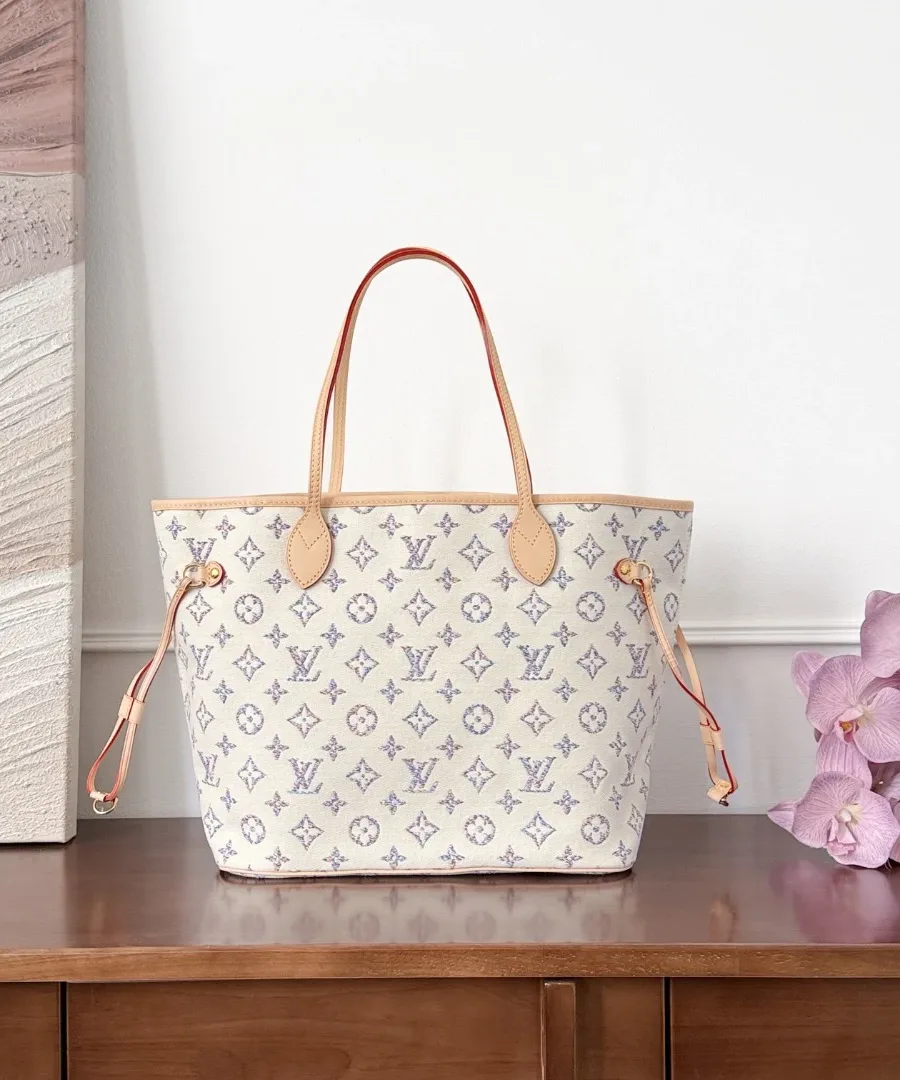 Светлая сумка-тоут Neverfull MM с кожаными ручками, вид спереди