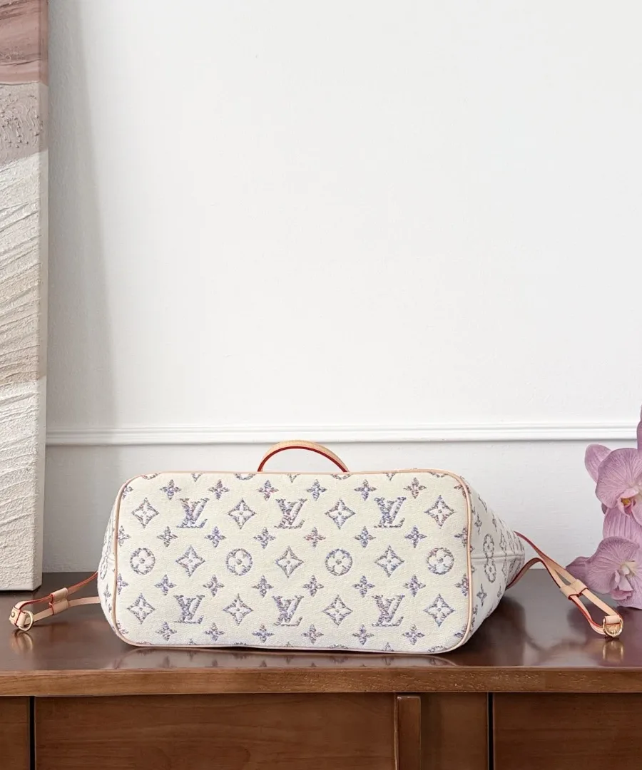 Светлая сумка-тоут Neverfull MM, вид снизу на кожаное основание и швы