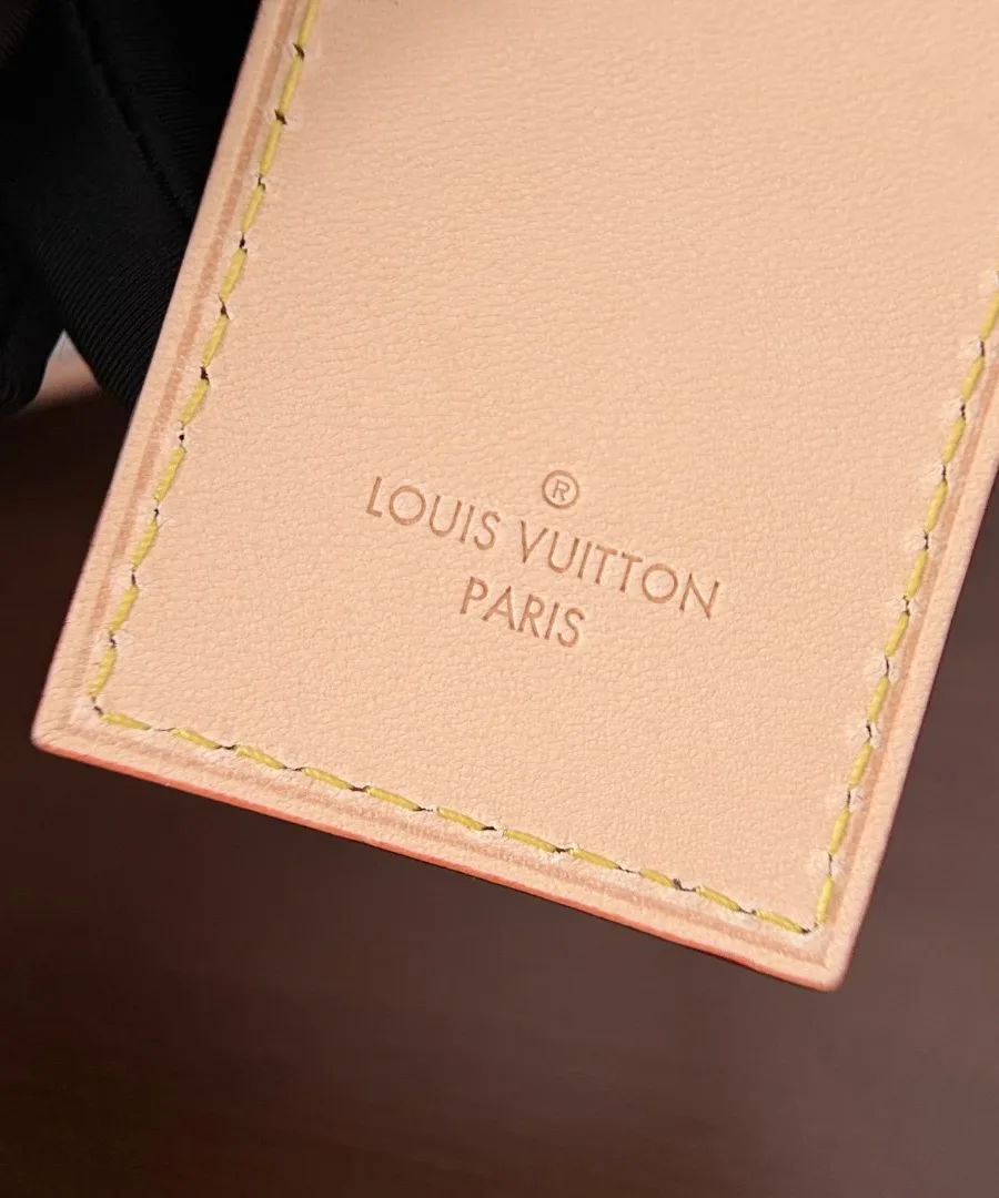 Крупный план кожаного тега с тиснением Louis Vuitton Paris
