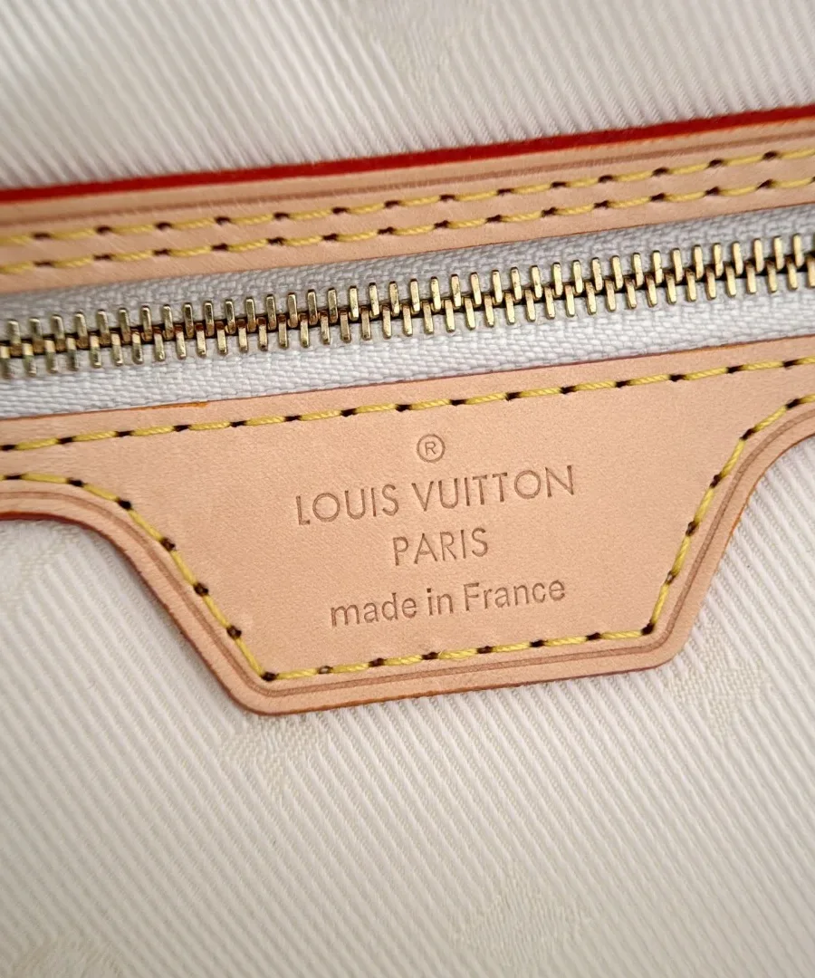 Внутренний кожаный ярлык с тиснением Louis Vuitton Paris made in France у кармана на молнии