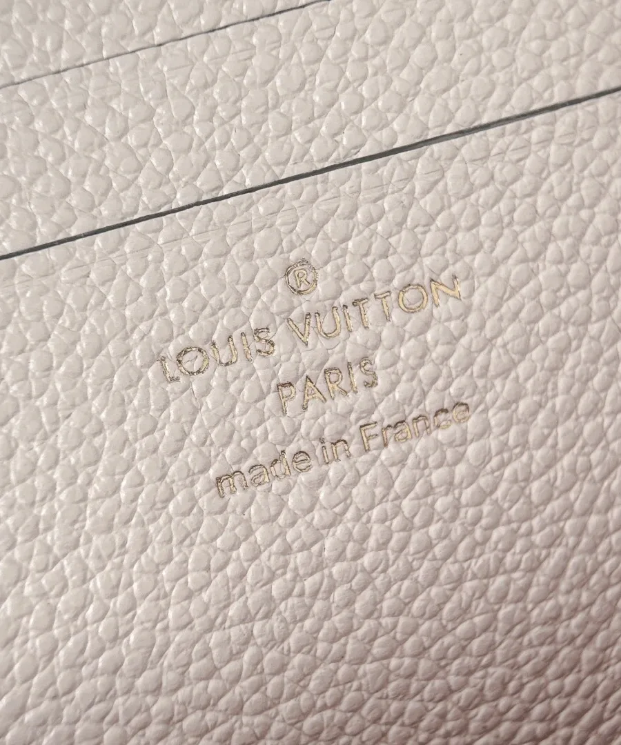Тиснение Louis Vuitton Paris made in France на зернистой коже