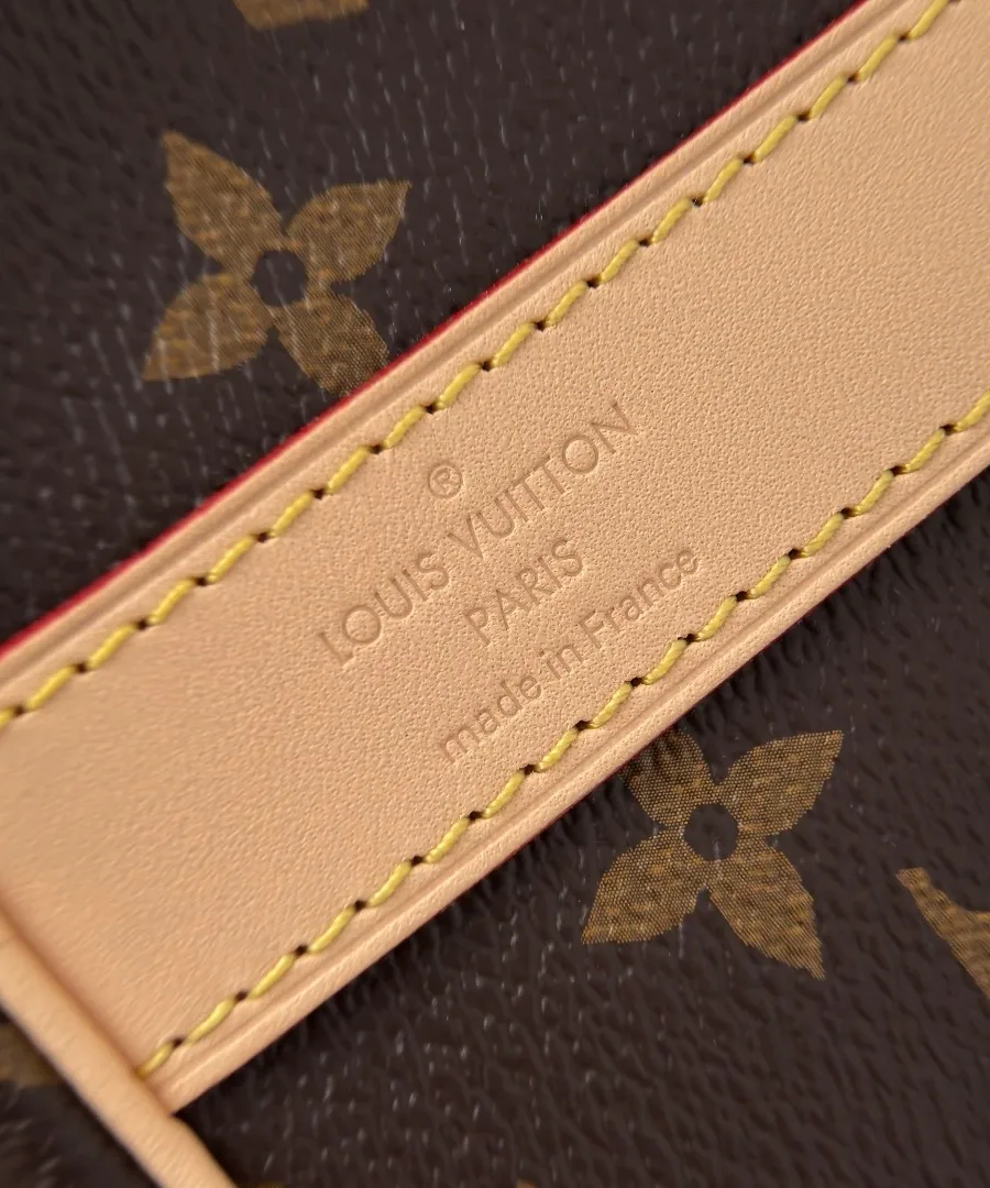 Крупный план кожаной детали с тиснением Louis Vuitton Paris