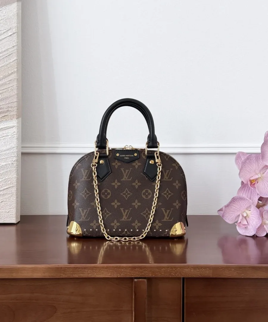 Коричневая сумка Louis Vuitton Alma BB с черными ручками и золотистой цепочкой, вид спереди