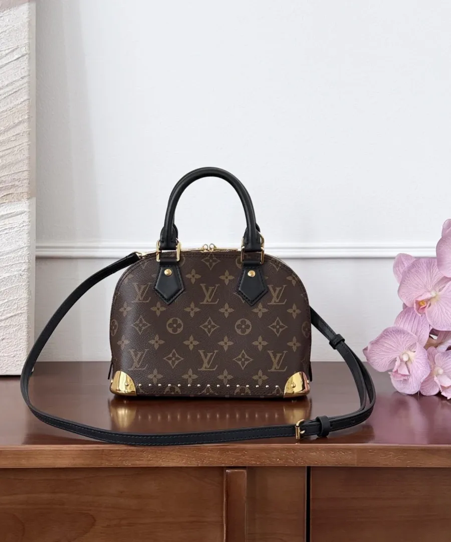 Сумка Louis Vuitton Alma BB из канвы Monogram с прикрепленным черным кожаным ремнем