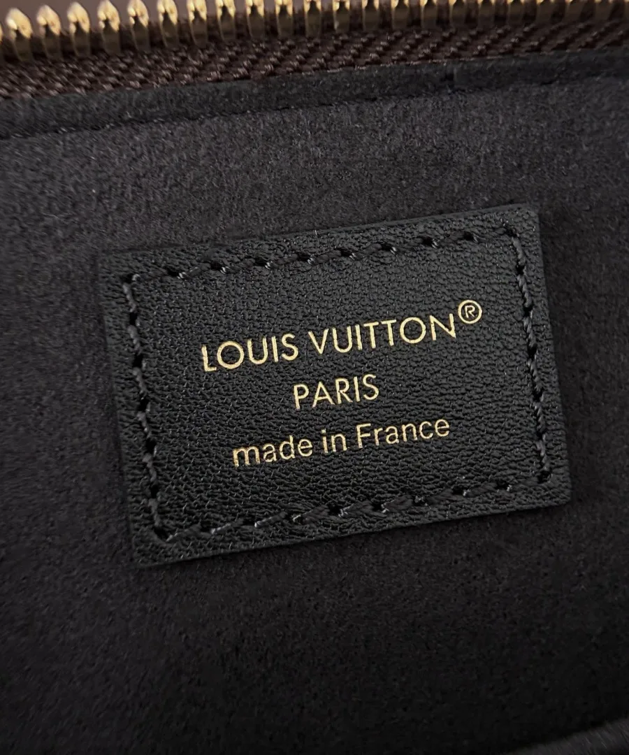 Крупный план внутренней кожаной нашивки Louis Vuitton Paris made in France