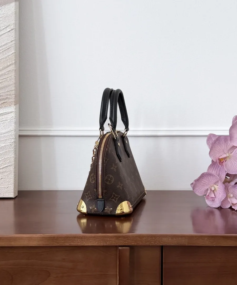Сумка Louis Vuitton Alma BB с черной отделкой, вид сбоку