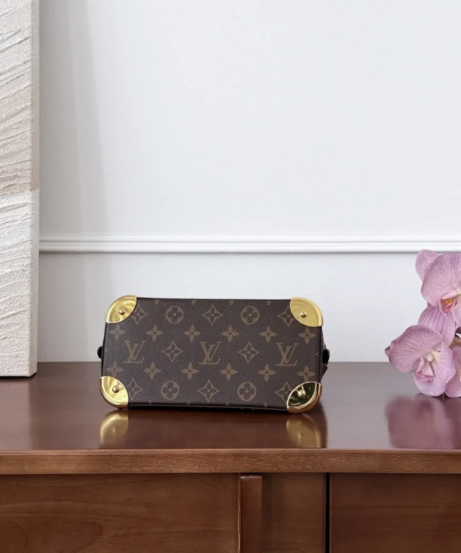 Дно сумки Louis Vuitton Alma BB из канвы Monogram с золотистыми металлическими уголками