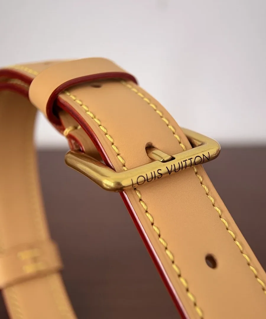 Пряжка кожаного плечевого ремня с гравировкой Louis Vuitton