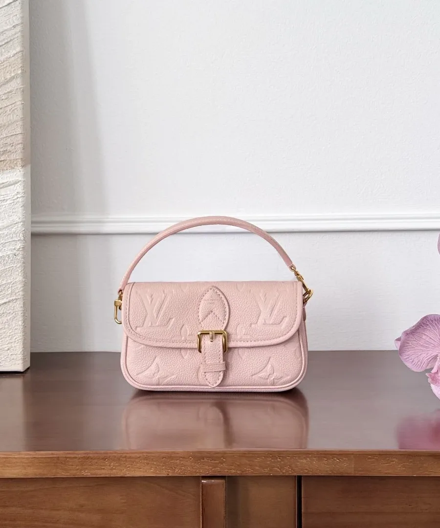 Розовая сумка Louis Vuitton Diane Nano, вид спереди на деревянном столе