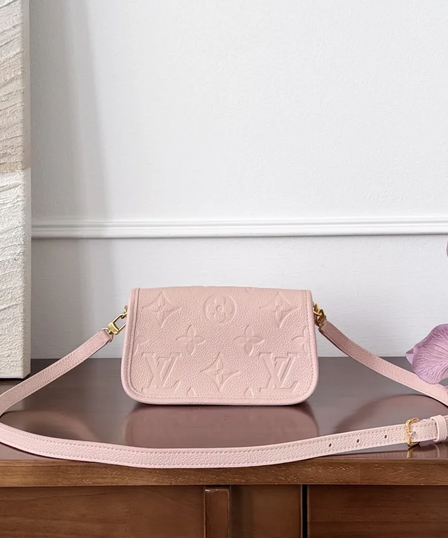 Розовая сумка Louis Vuitton Diane Nano с прикрепленным плечевым ремнем, вид сзади