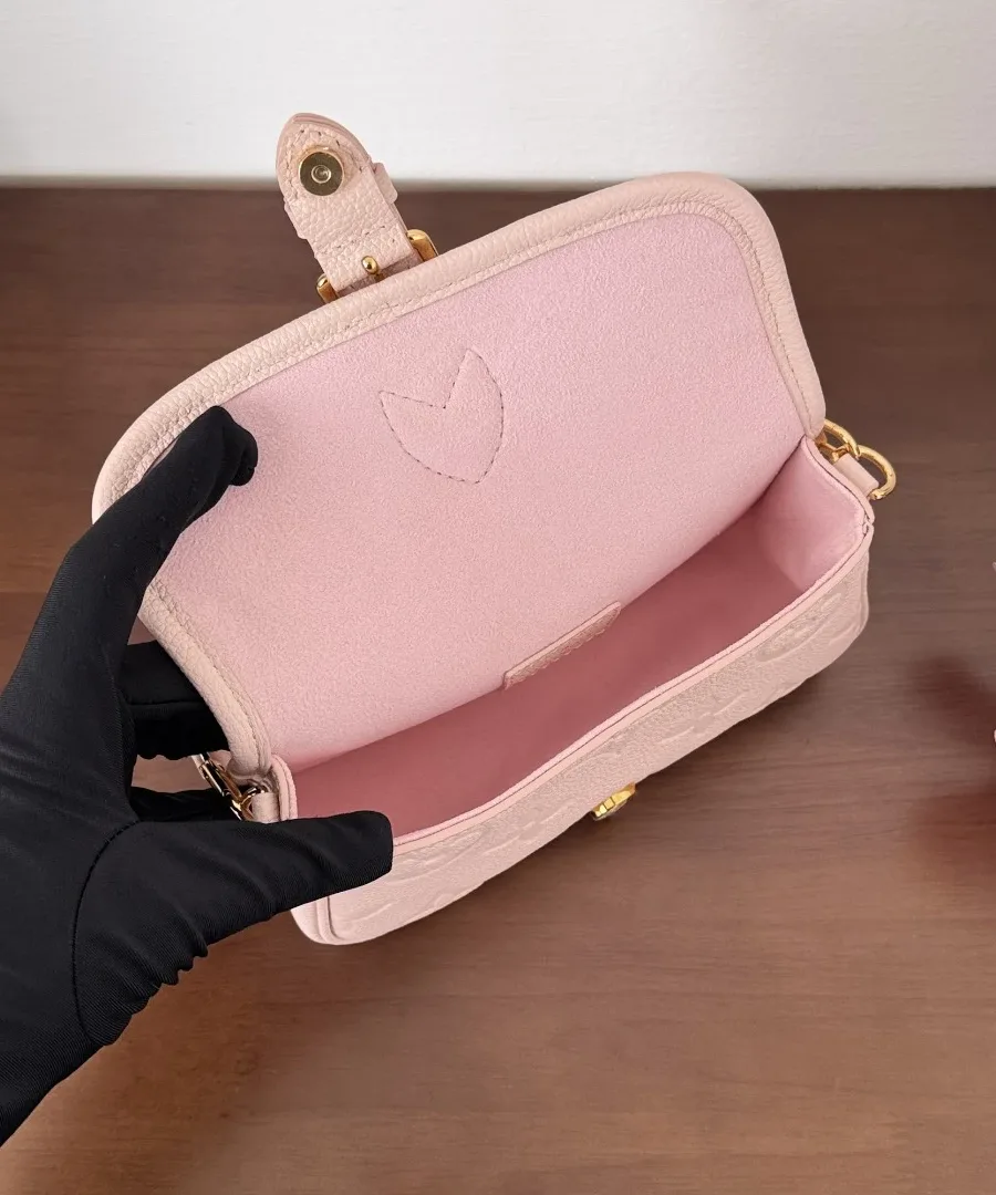 Открытая розовая сумка Louis Vuitton Diane Nano, вид на внутреннее отделение