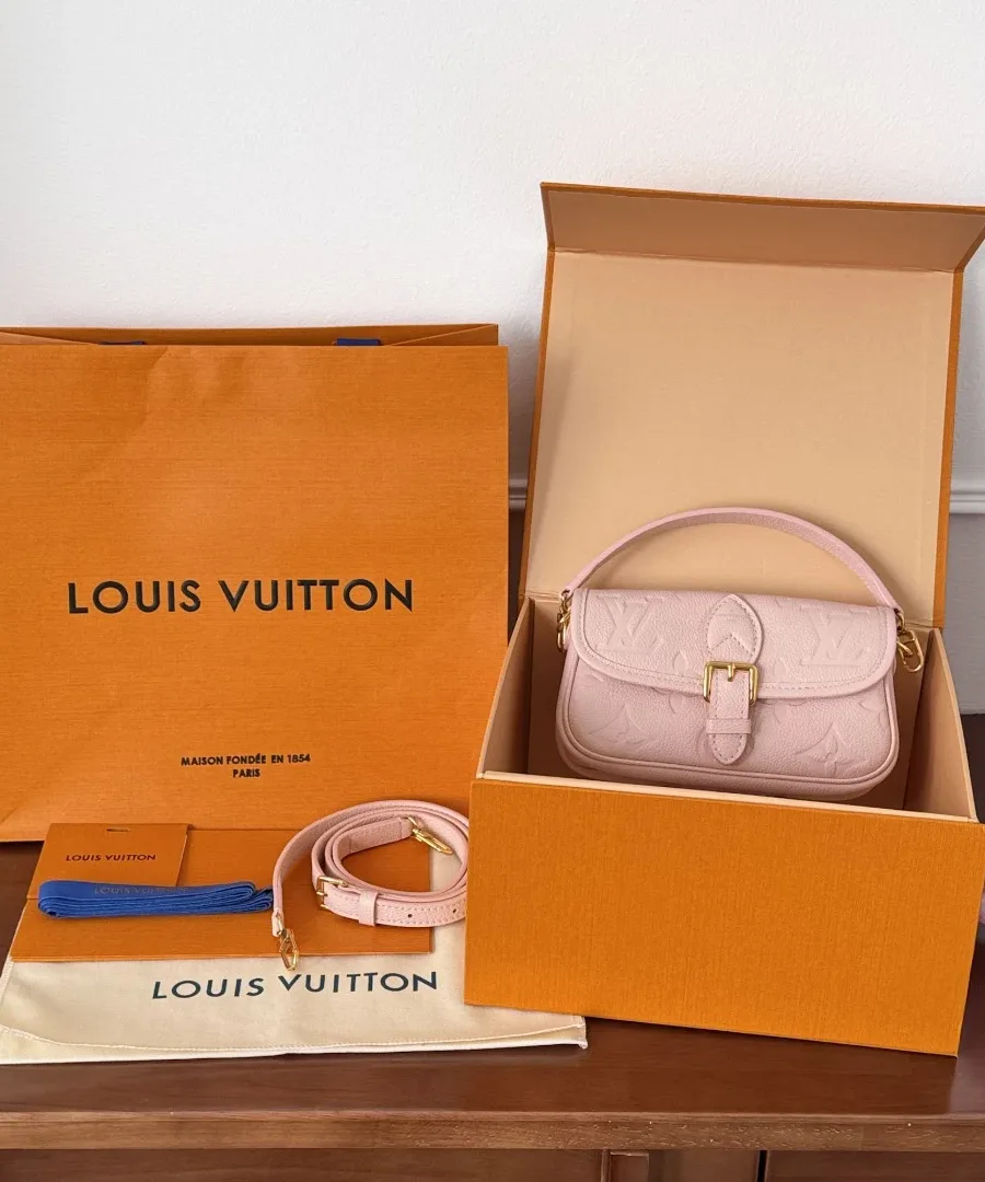 Розовая сумка Louis Vuitton Diane Nano в фирменной коробке рядом с пыльником и пакетом