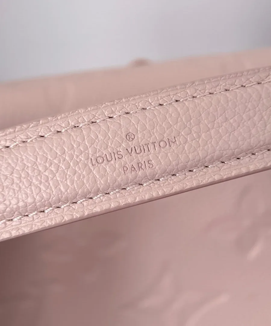 Крупный план тиснения Louis Vuitton Paris на розовой коже сумки