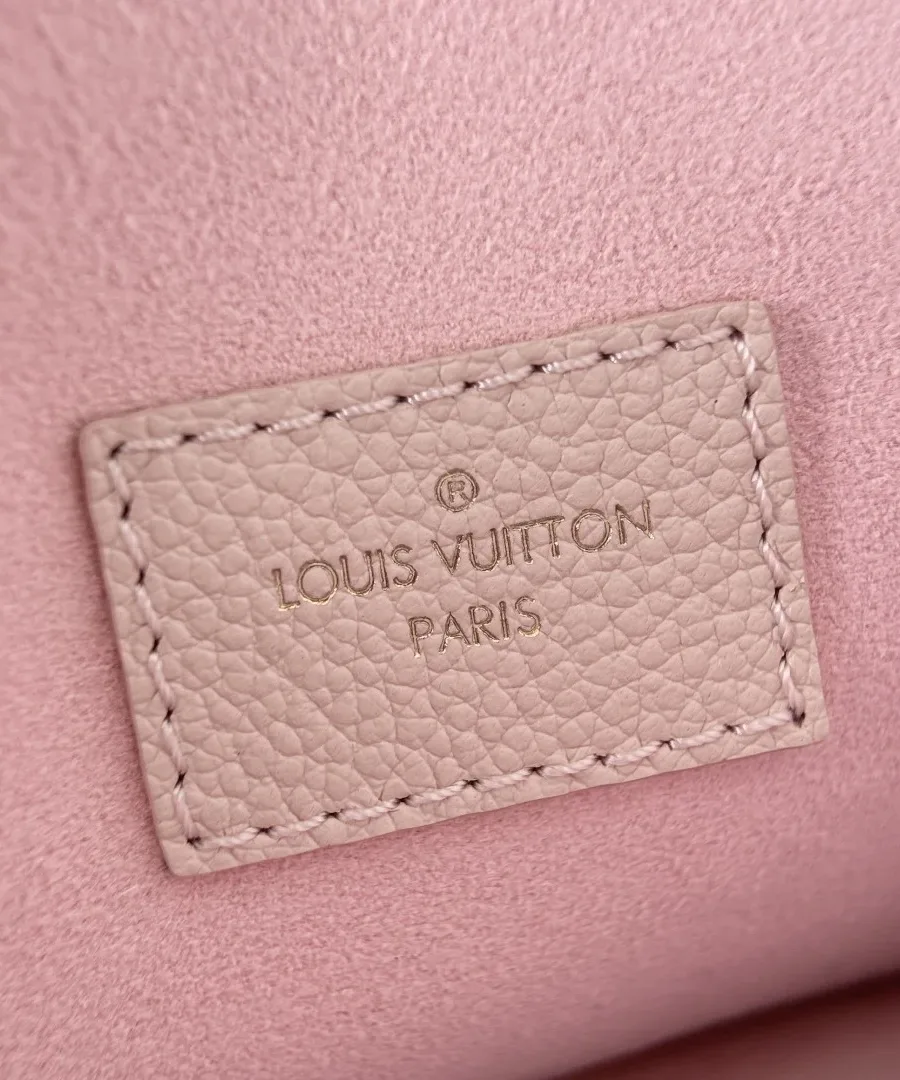 Крупный план внутренней кожаной нашивки с логотипом Louis Vuitton Paris