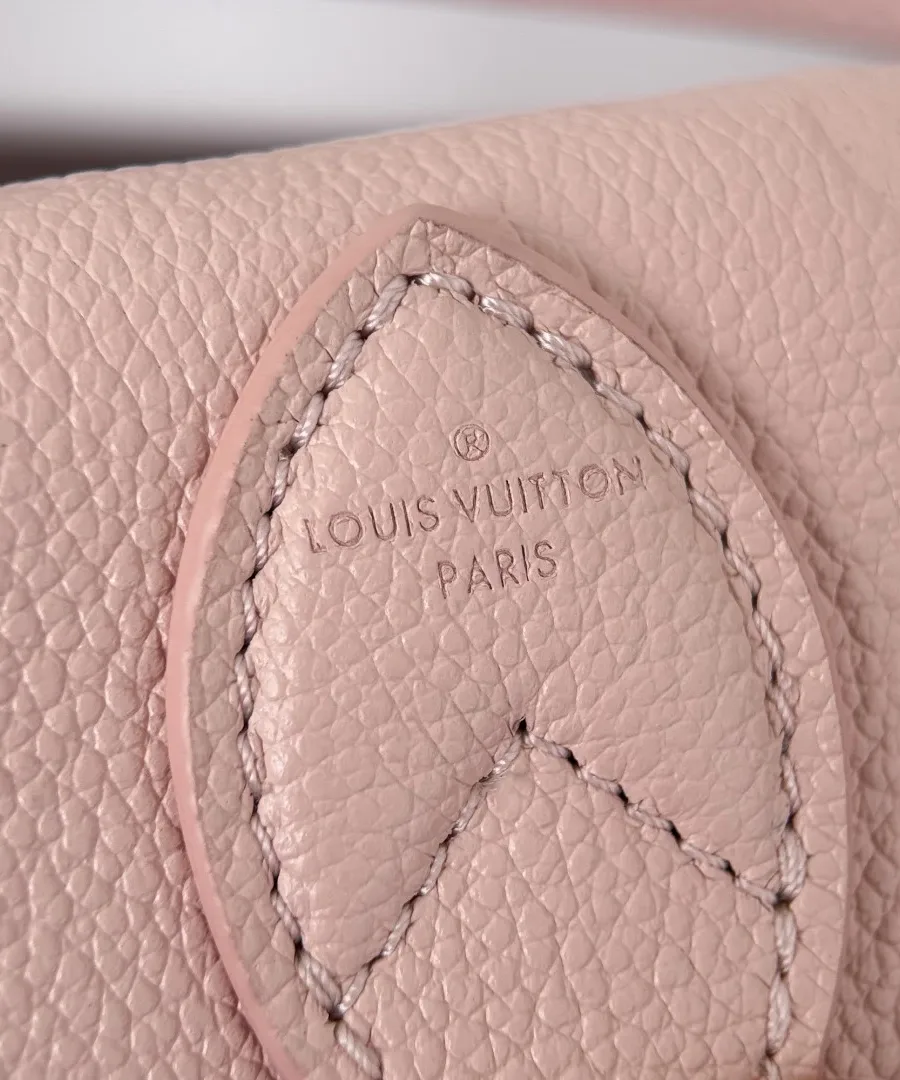 Крупный план кожаной детали с тиснением Louis Vuitton Paris на клапане