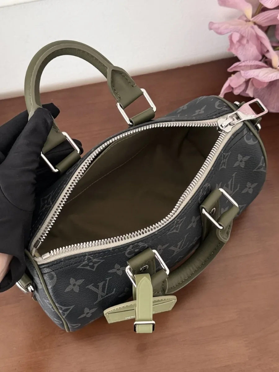 Открытая сумка Keepall 25, вид сверху на внутреннее отделение с тканевой подкладкой