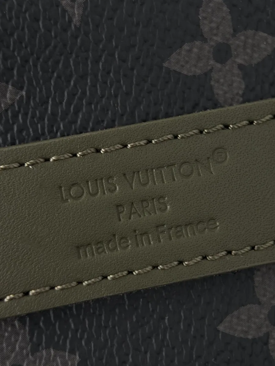 Тиснение Louis Vuitton Paris made in France на зелёной кожаной детали