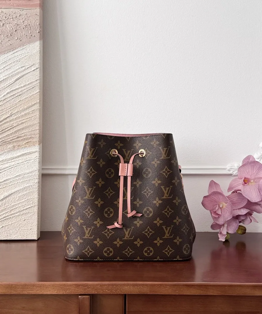Сумка-ведро Louis Vuitton NéoNoé из канвы Monogram с розовым шнурком, вид спереди
