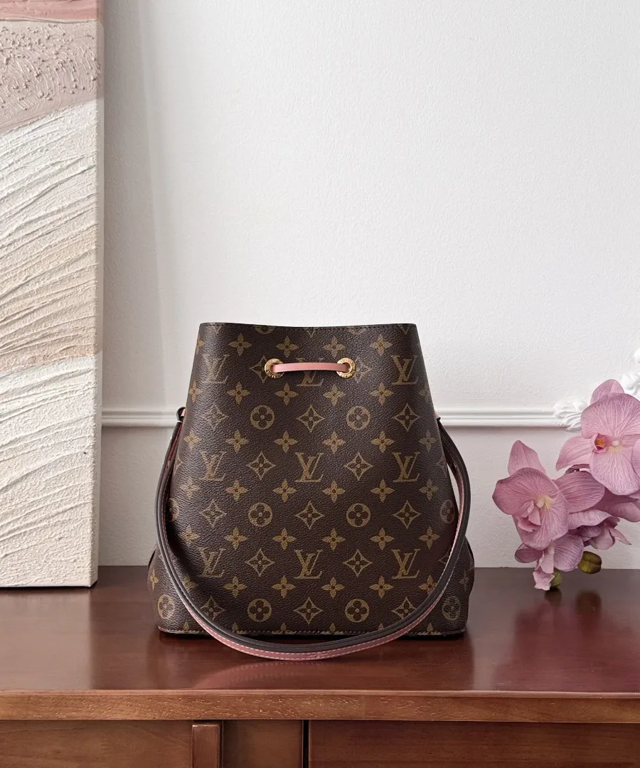 Сумка-ведро Louis Vuitton NéoNoé с прикрепленным розовым плечевым ремнем, вид спереди