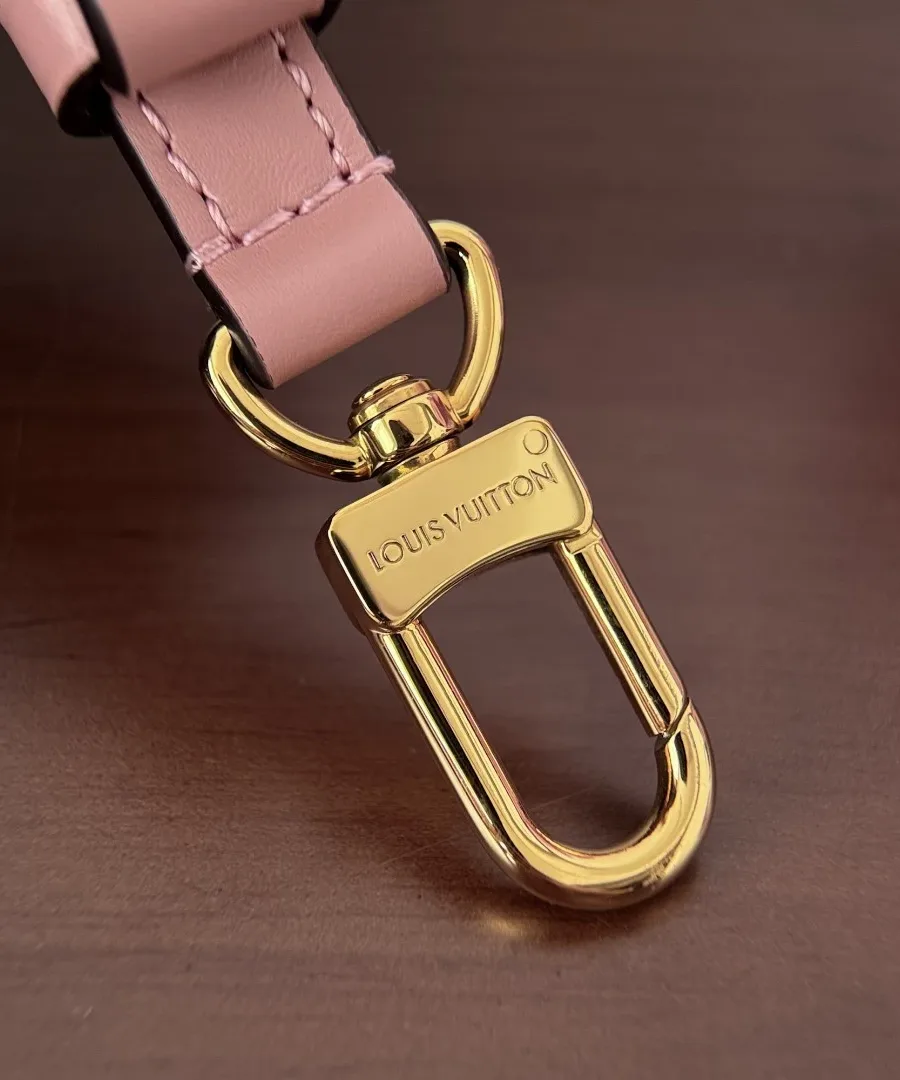 Золотистый карабин плечевого ремня с гравировкой Louis Vuitton