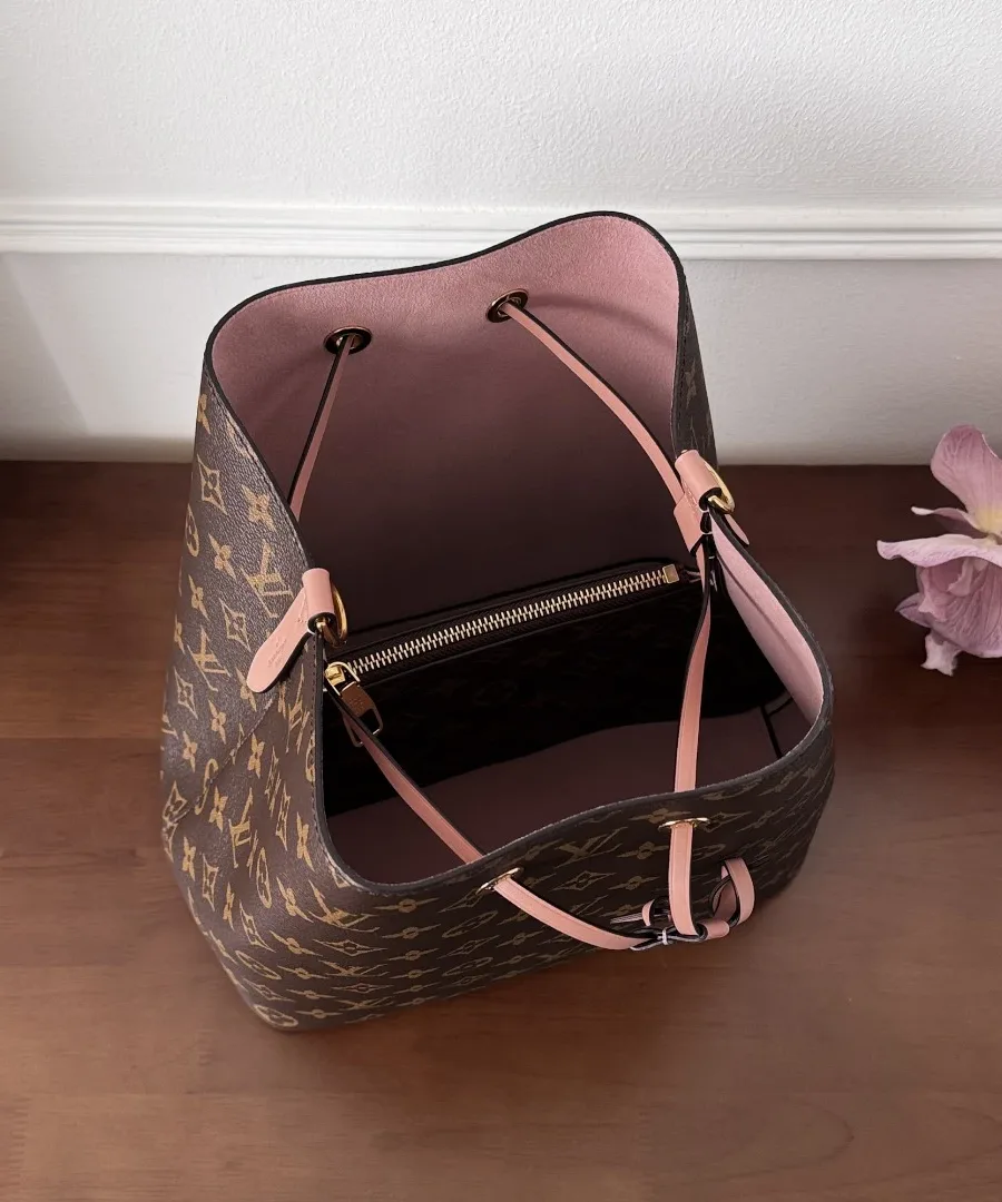 Внутреннее отделение сумки Louis Vuitton NéoNoé с розовой подкладкой и карманом на молнии