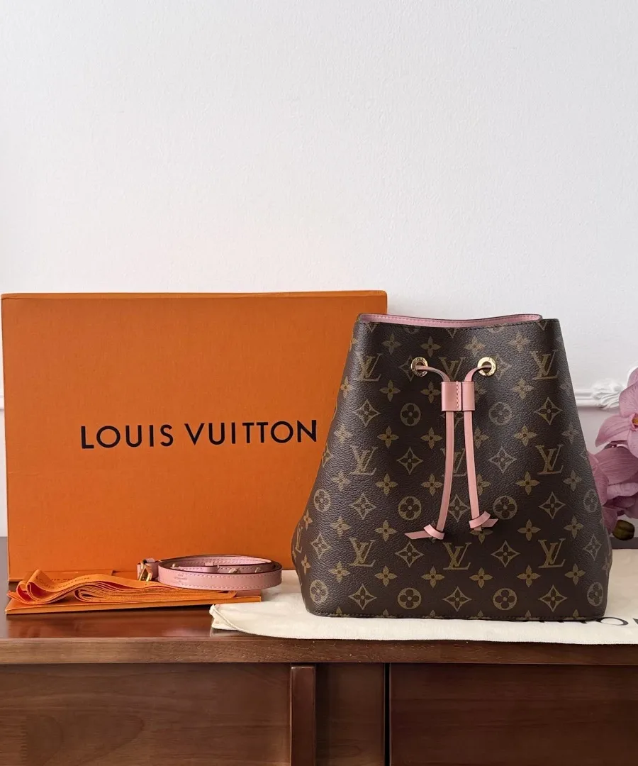 Сумка-ведро Louis Vuitton NéoNoé рядом с фирменной оранжевой коробкой и пыльником